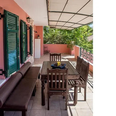 Palmyra Vila *